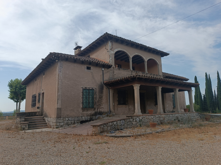 Façana principal amb porxo d'accés i terrassa coberta al primer pis.
