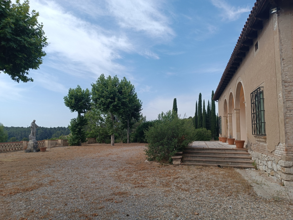 Jardí posterior amb escultura de Crist