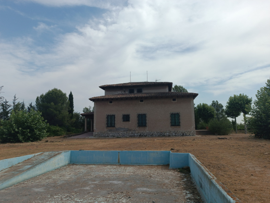 Façana sud-oest de la torre amb la piscina en primer pla.