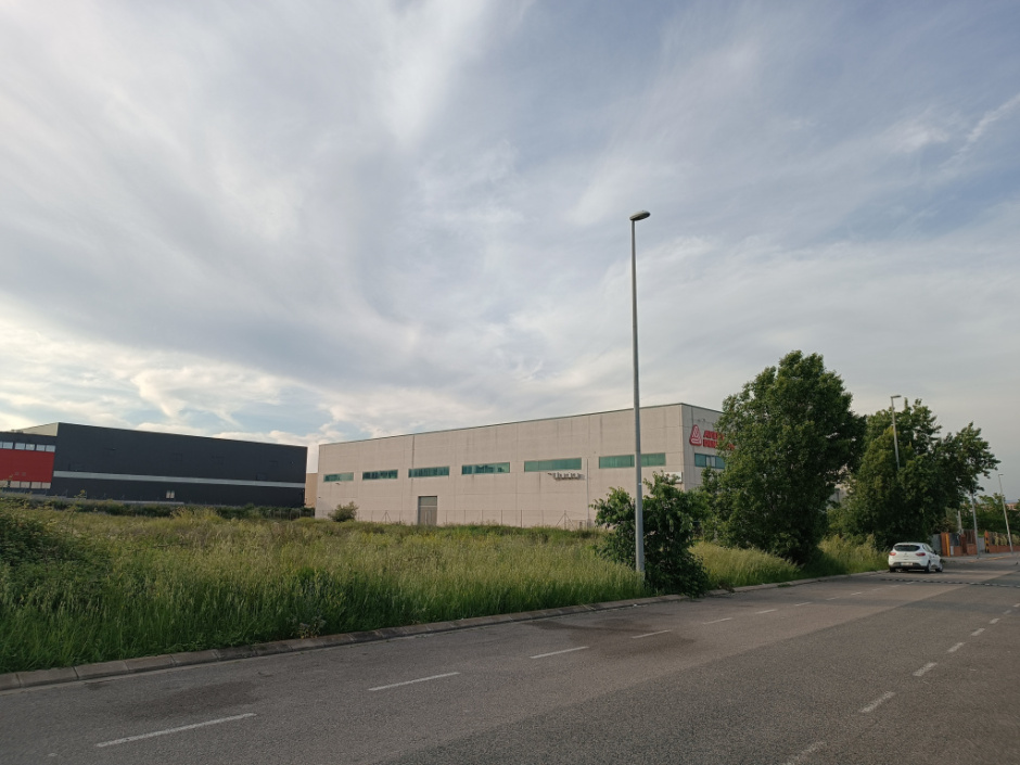 Vista actual del carrer Pla de les Sitges, l'indret aproximat on es van realitzar les intervencions paleontològiques. 