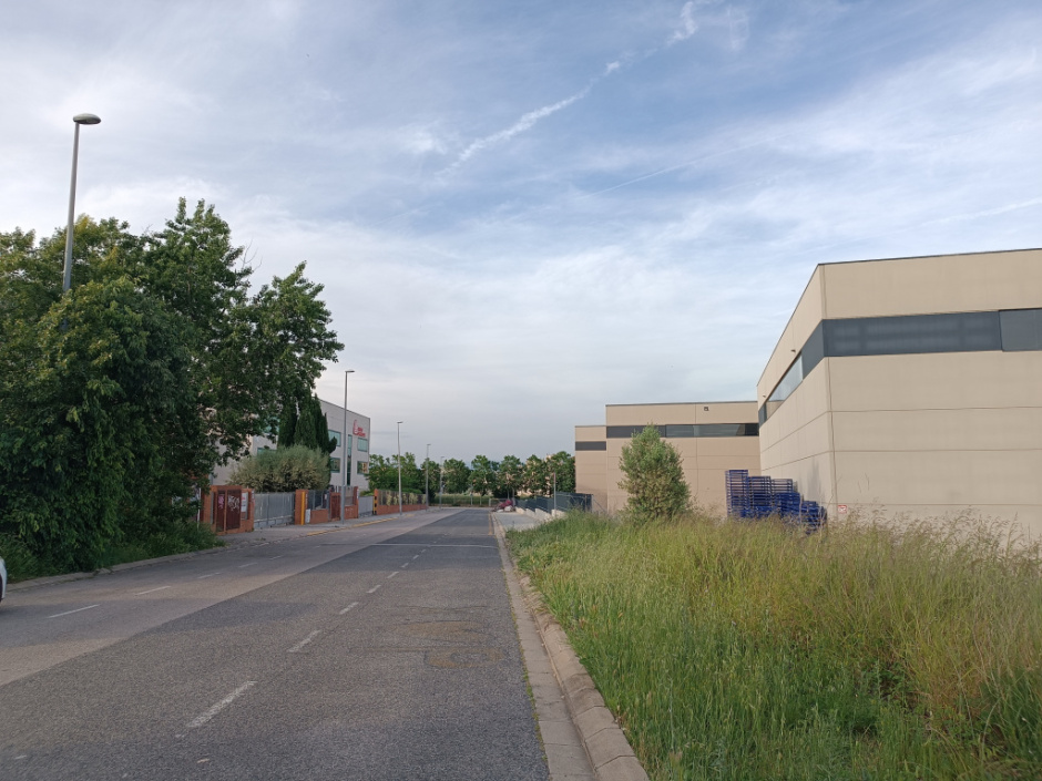 Vista actual del carrer Pla de les Sitges, l'indret aproximat on es van realitzar les intervencions paleontològiques. 