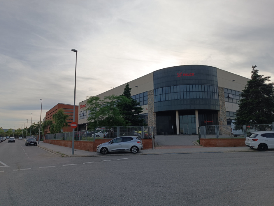 Vista actual del carrer Pla de les Sitges, l'indret aproximat on es van realitzar les intervencions paleontològiques. 