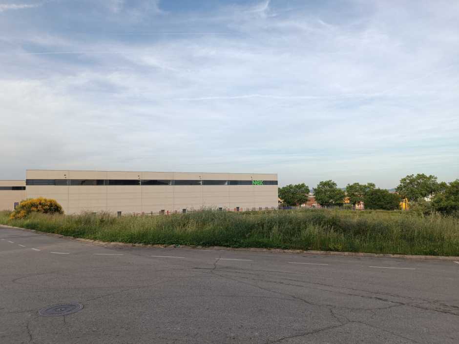 Vista actual del carrer Pla de les Sitges, l'indret aproximat on es van realitzar les intervencions paleontològiques. 