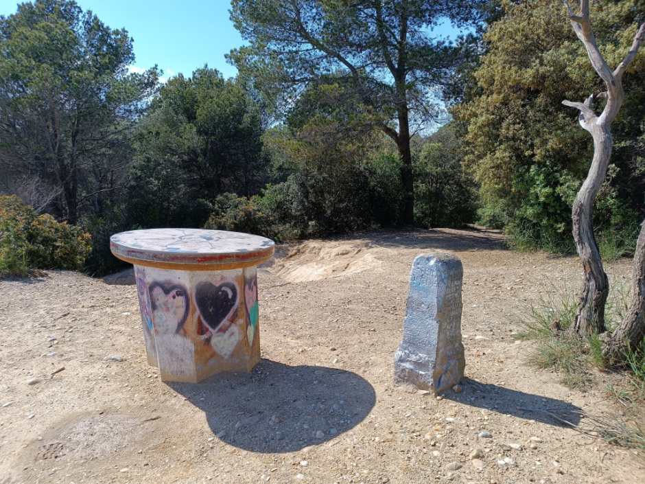 Elements del mirador, força afectats per pintures i graffitis