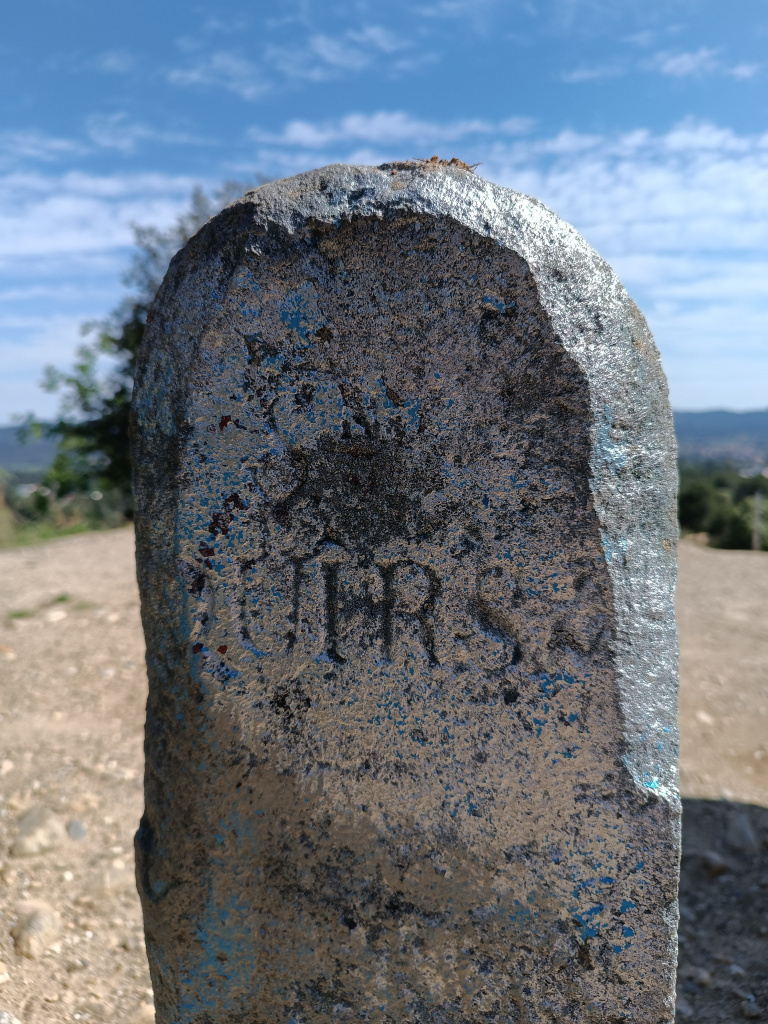 Detall de la part posterior de la fita de pedra; s'hi pot llegir "SN QUIRSA"