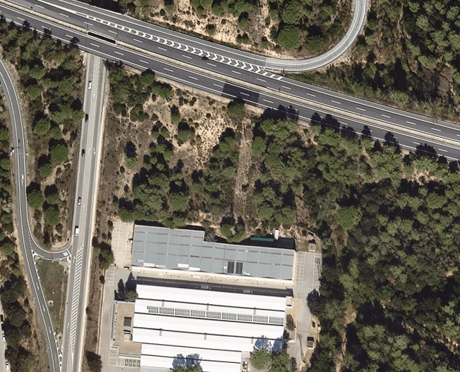 Ortofotomapa de la zona. El jaciment s'ubica entre la nau industrial i l'autopista. Font: ICGC