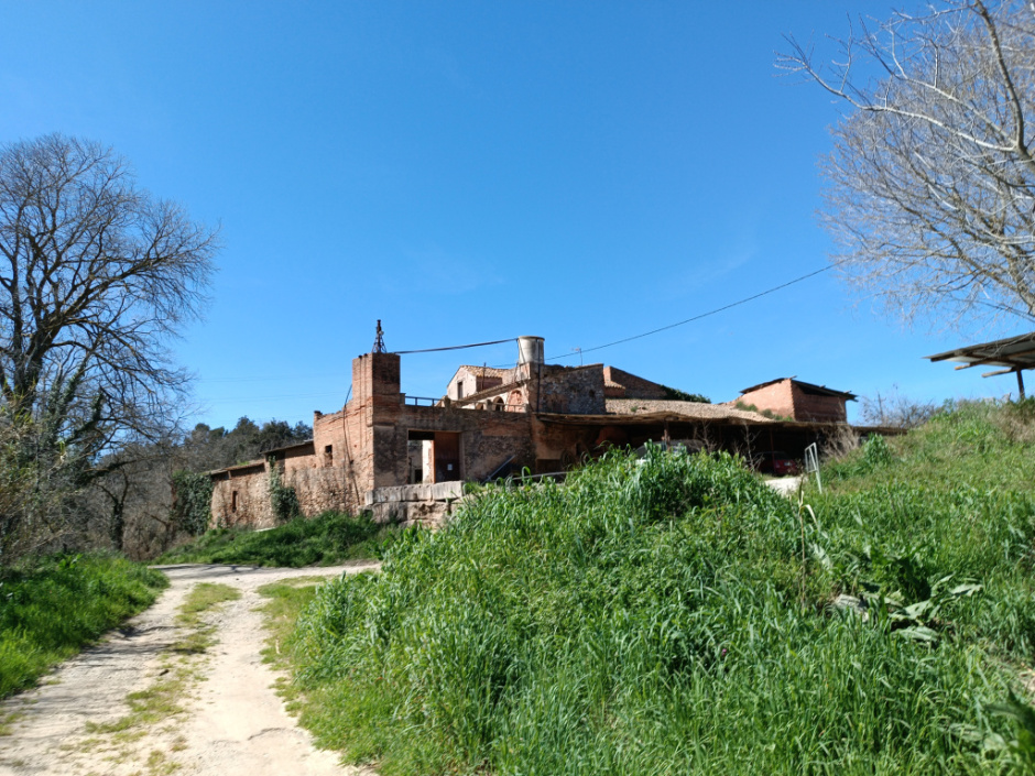 Exterior de la masia amb la porta d'accés