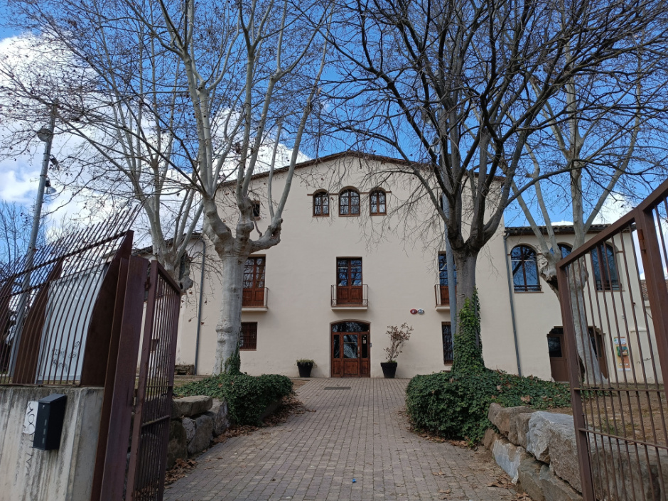 Accés i façana frontal de l'edifici de la masia