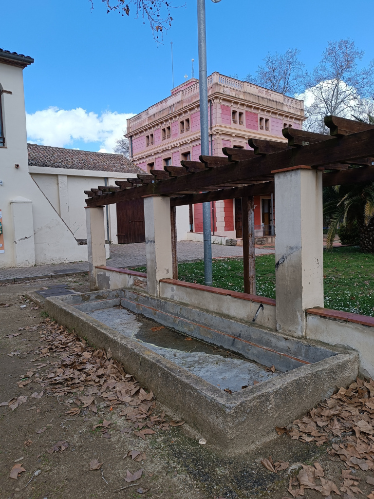 Cup de construcció moderna (amb la Torre Gorina al fons)