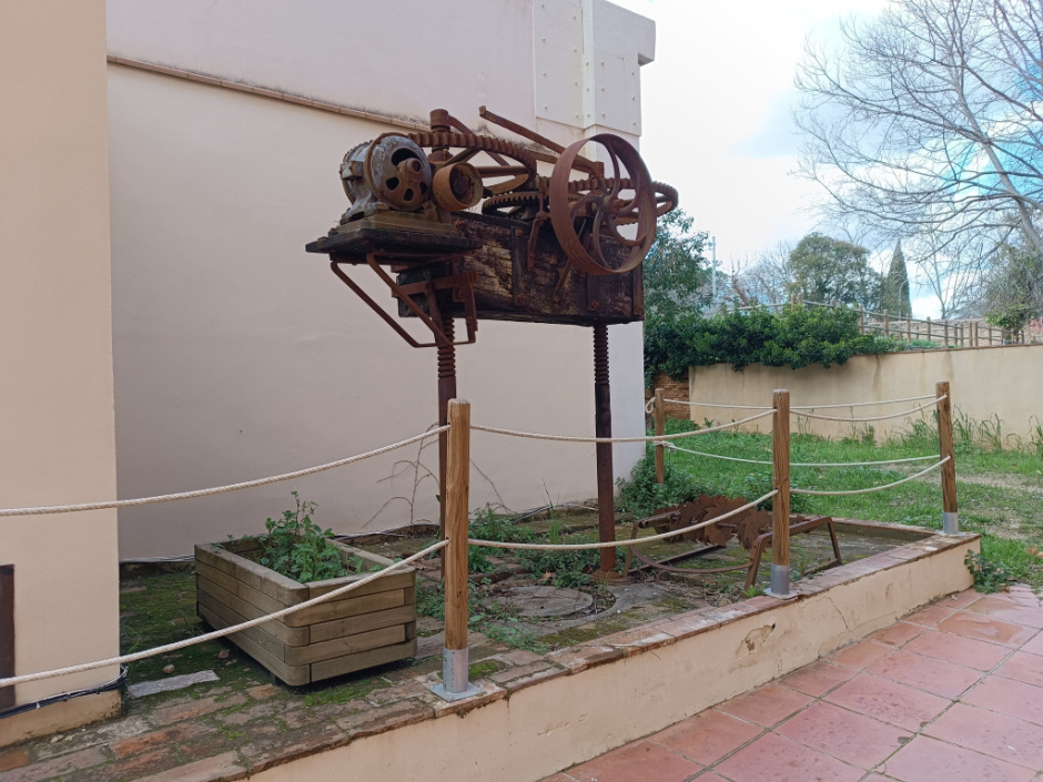 Maquinària agrícola localitzada a l'entorn de la masia