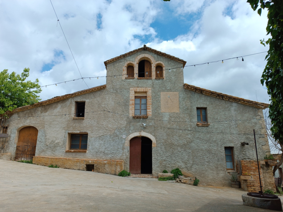 Façana frontal de l'edifici principal de la masia