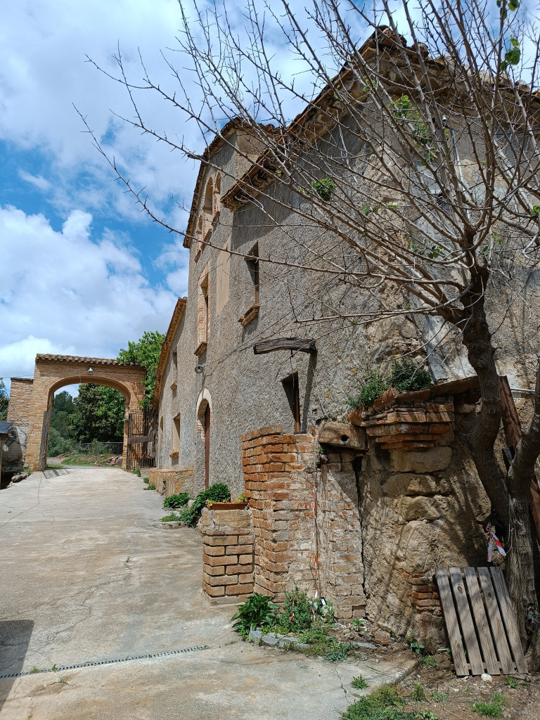 Porta d'accés i edifici principal