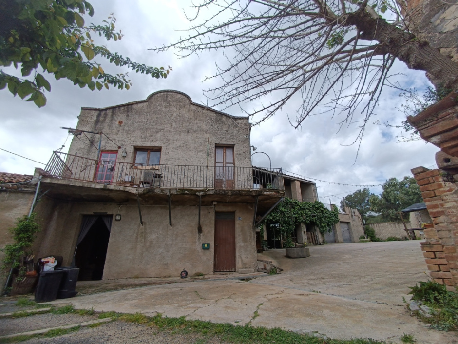 Un dels habitatges de la masia (vista frontal)