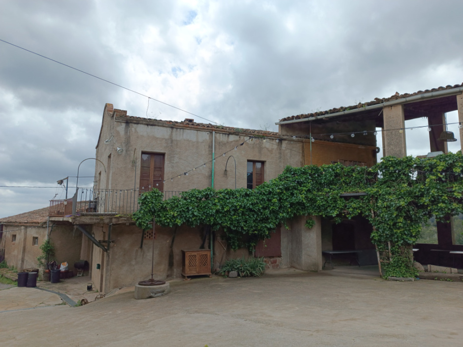 Un dels habitatges de la masia (vista lateral)