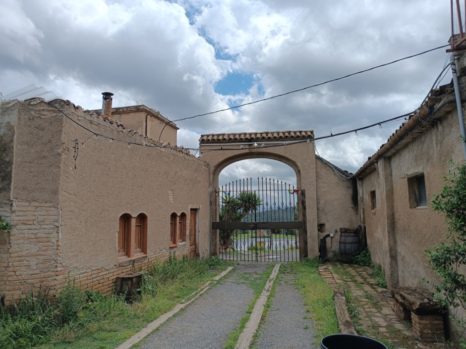 Accés est del recinte