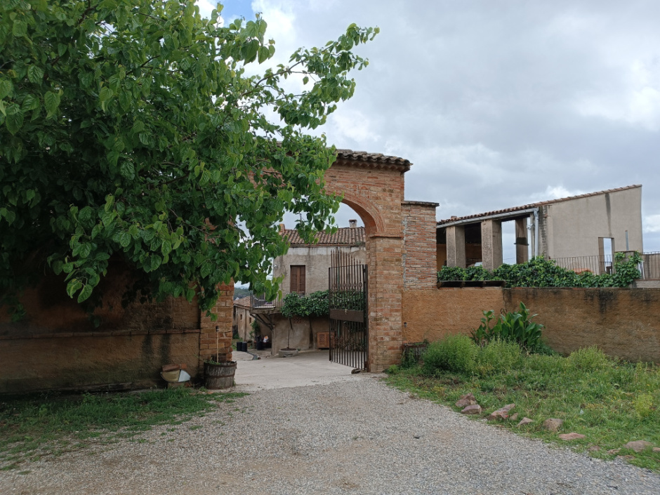 Accés oest i principal al recinte