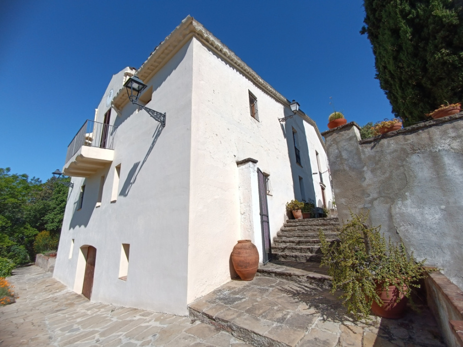 Angle sud-est de l'edifici de la masia, on es pot apreciar el desnivell del terreny