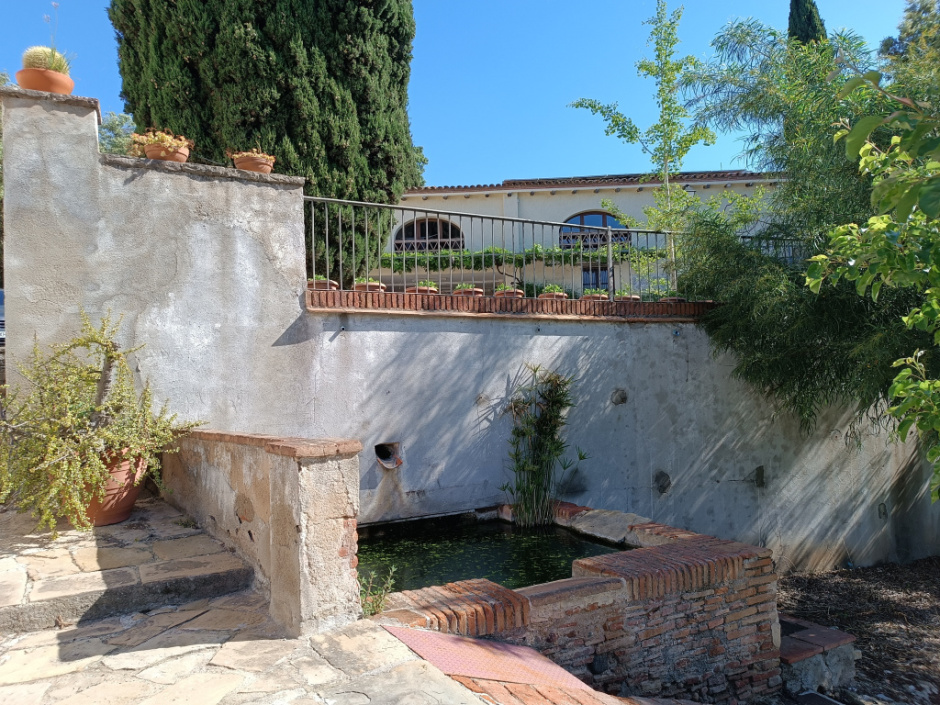 Bassa ubicada a tocar de la masia.