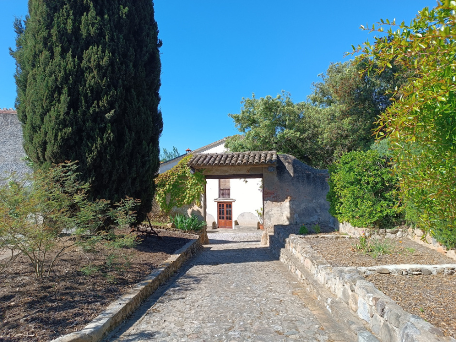 Entrada al conjunt de la masia