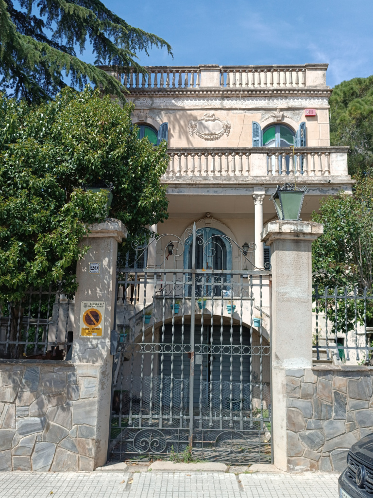 Porta d'accés al pati; darrera la reixa s'entreveu la graonada d'accés a la casa.