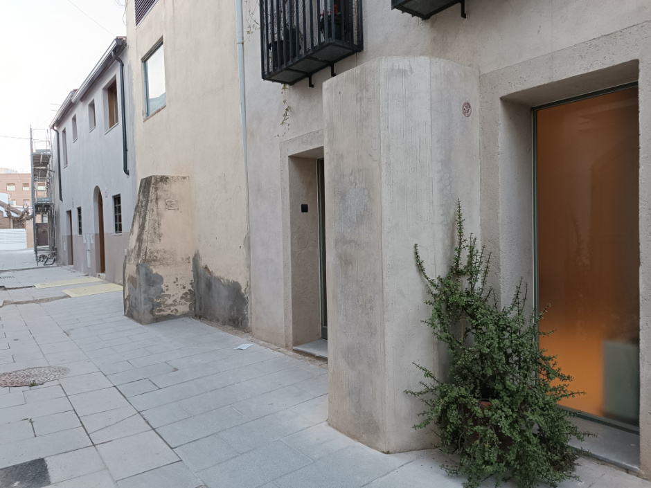 Detall de dos dels pous conservats