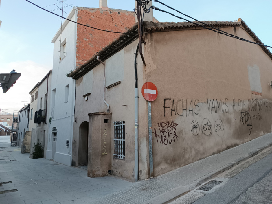 La casa núm. 2, cantonera, és una de les que menys modificacions ha patit