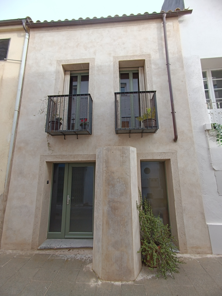 Casa reformada que conserva el pou exterior