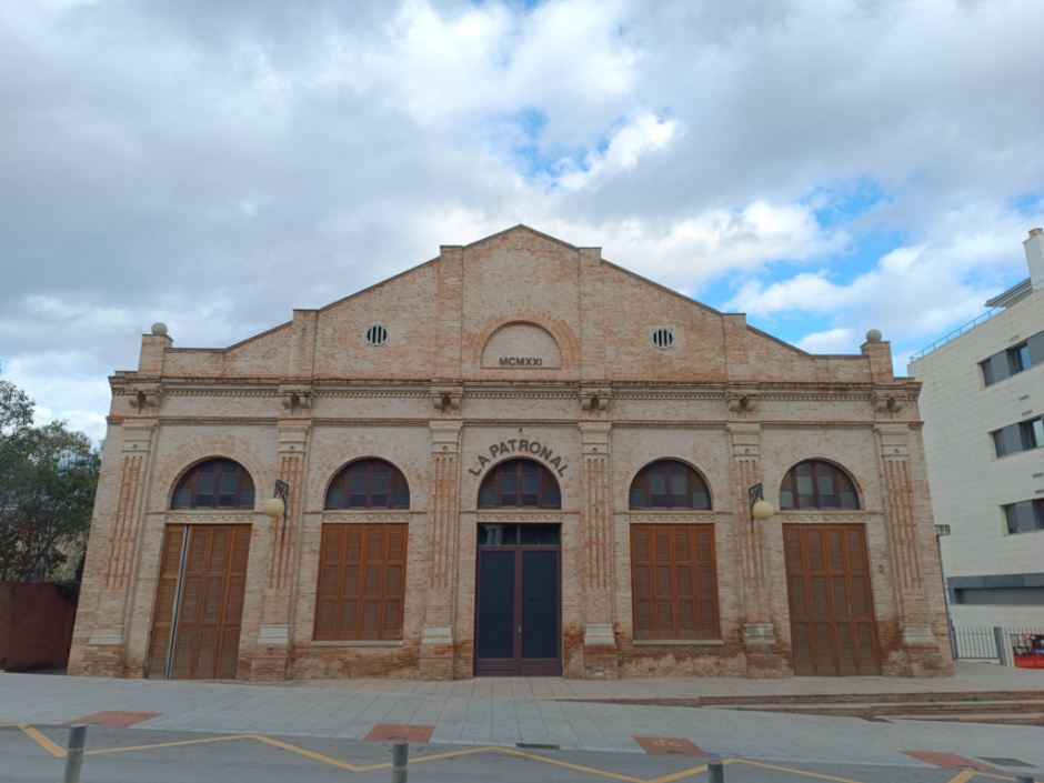 Façana principal de la patronal
