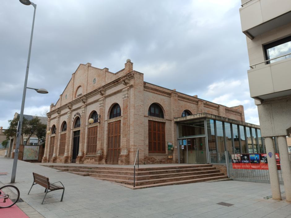 Vista exterior del primer pis, amb els dos accessos actuals