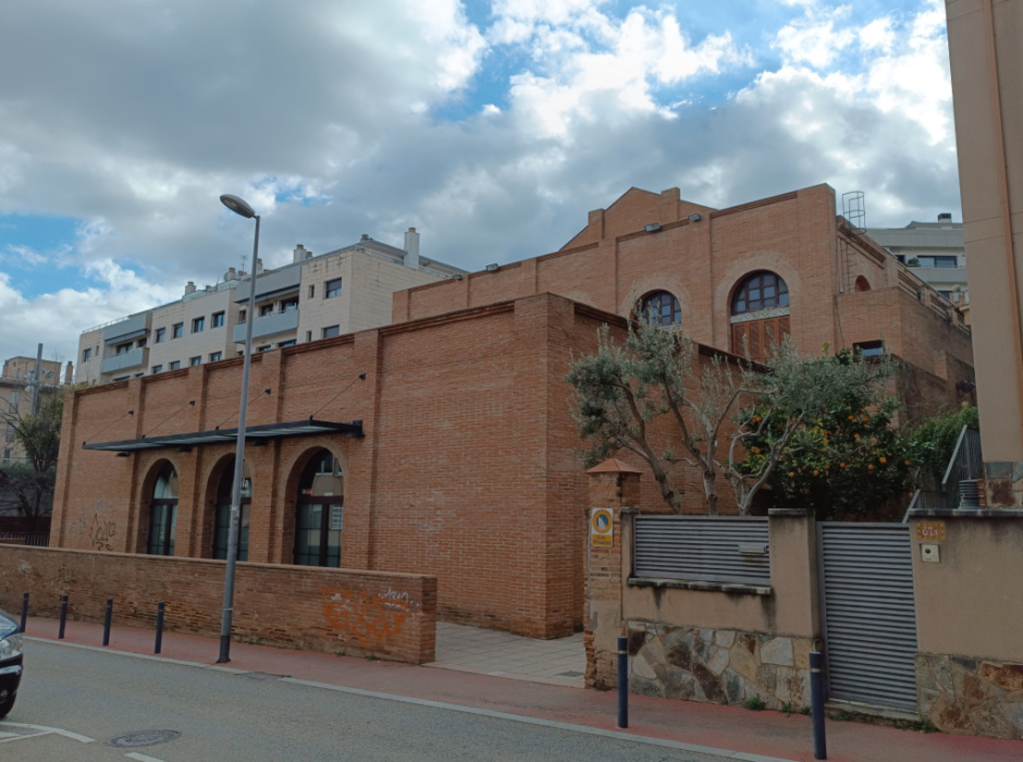 Part posterior: planta baixa i terrassa en primer terme, i primer pis al fons