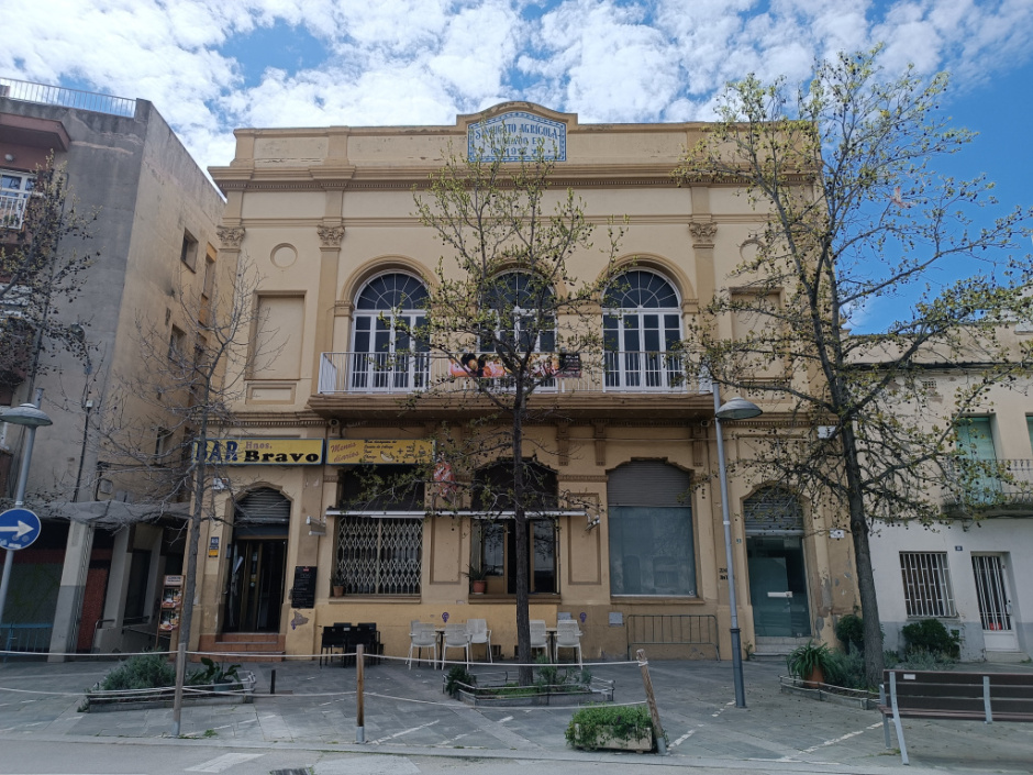 Vista frontal de l'edifici