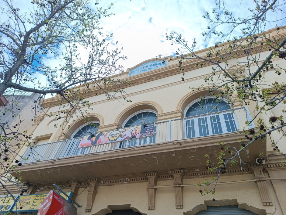 Detall de la balconada de la façana principal