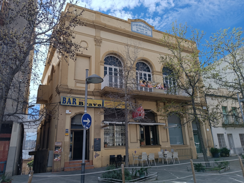 A l'esquerra de la imatge s'observa part de la façana lateral, amb un volum adossat al primer pis destinat a acollir la màquina de projecció