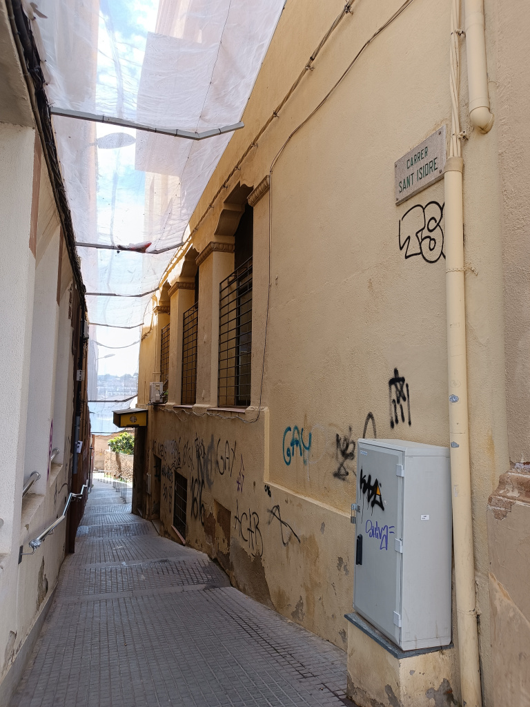 Façana del carrer Sant Isidre