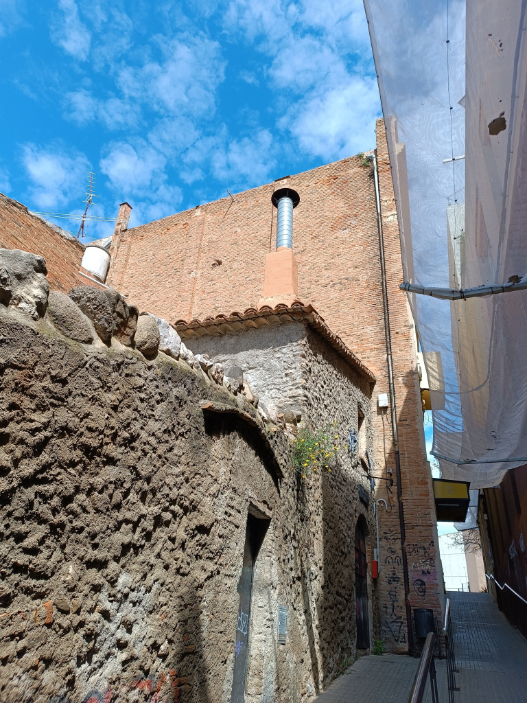 Part posterior de l'edifici, on s'observa clarament l'aparell constructiu de maons.