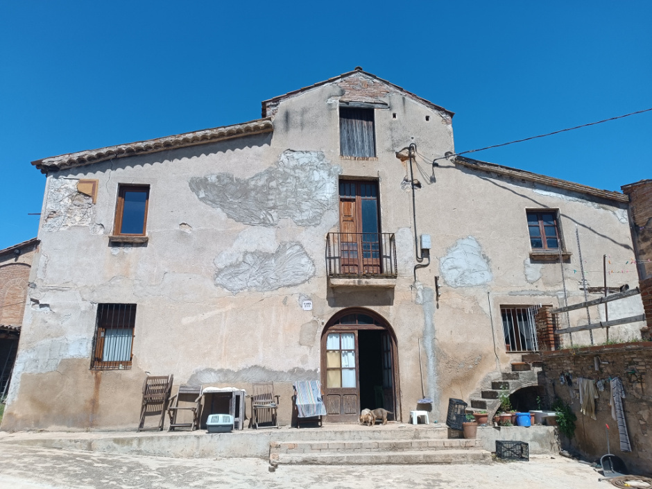 Façana principal de Can Vinyals; a l'esquerra es pot veure la part que es conserva del rellotge de matí.