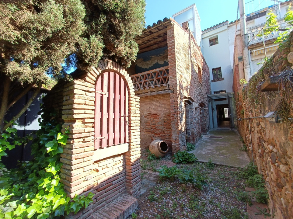 Pati de la casa. A l'esquerra de la imatge, el pou