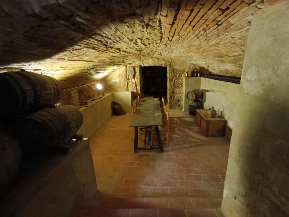 Celler amb una taula original de la casa