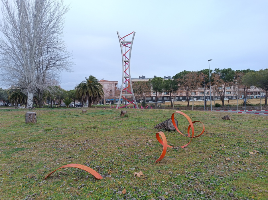 Vista general de l'escultura de la Plaça de l'Estació