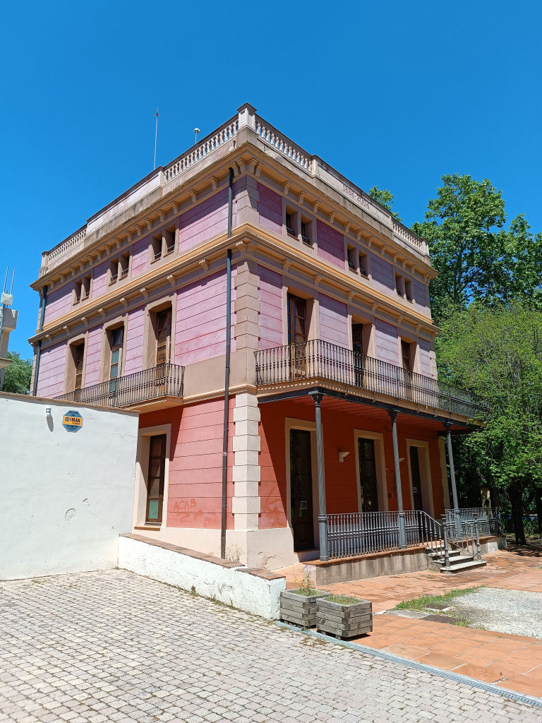 Vista des de la cantonada sud de l'edifici