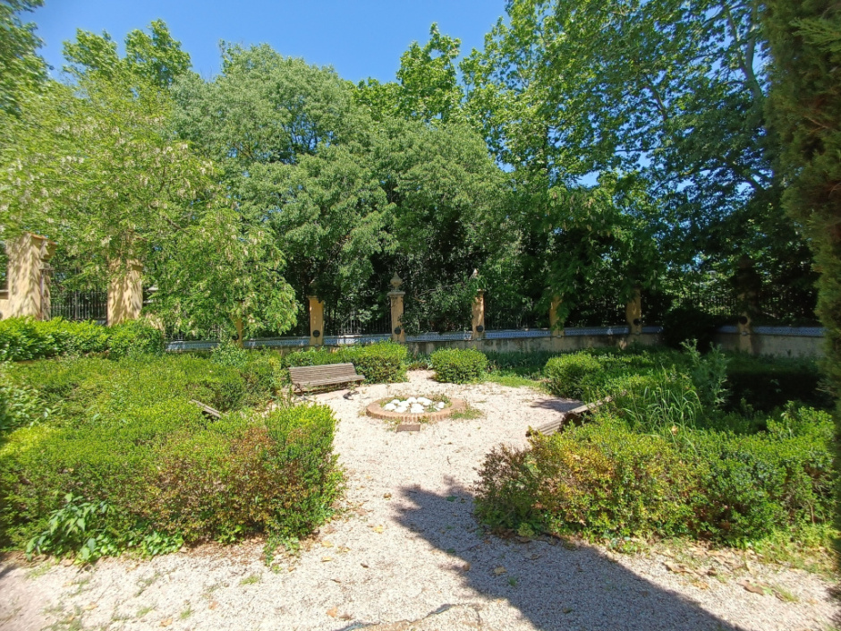 Zona enjardinada situada davant la torre
