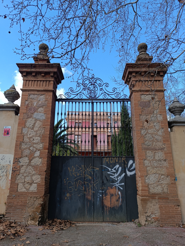 Porta d'accés al recinte