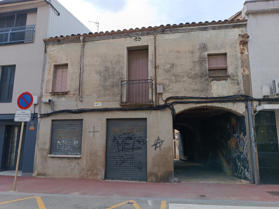 Façana de la casa núm. 33 (Cal Valentí dels Telèfons)