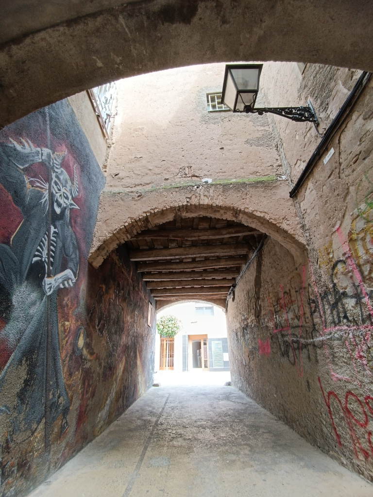 Pas cobert vist des de dins del corraló