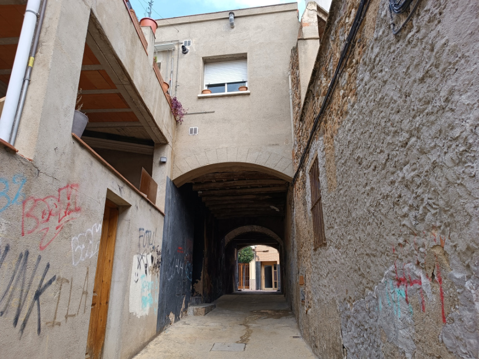 Entrada al pas cobert des de dins del corraló