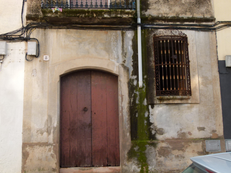 Casa del carrer Mn. Fontanilles 8, detall portal i reixa
