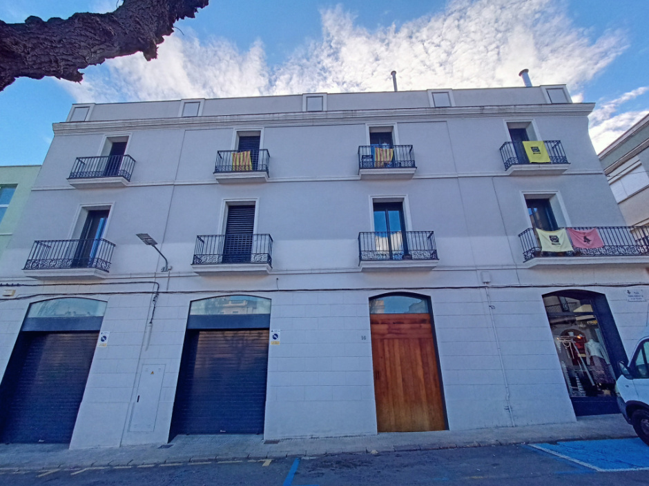 Casa del carrer del 1er. Homenatge a la Vellesa, 17 / Montserrat, 24