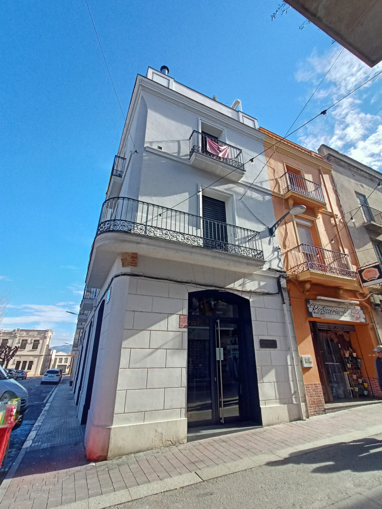 Casa del carrer del 1er. Homenatge a la Vellesa, 17 / Montserrat, 24