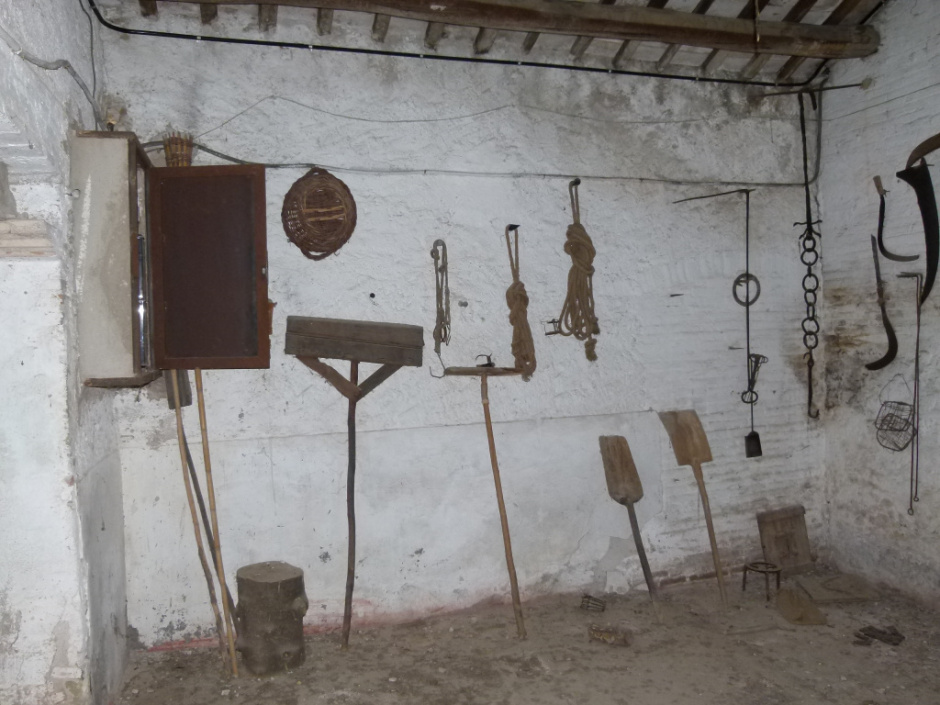 Col·lecció d'eines i maquinària agrària de l’Escola Agrària de Viticultura i Enologia, Mercè Rossell i Domènech.
