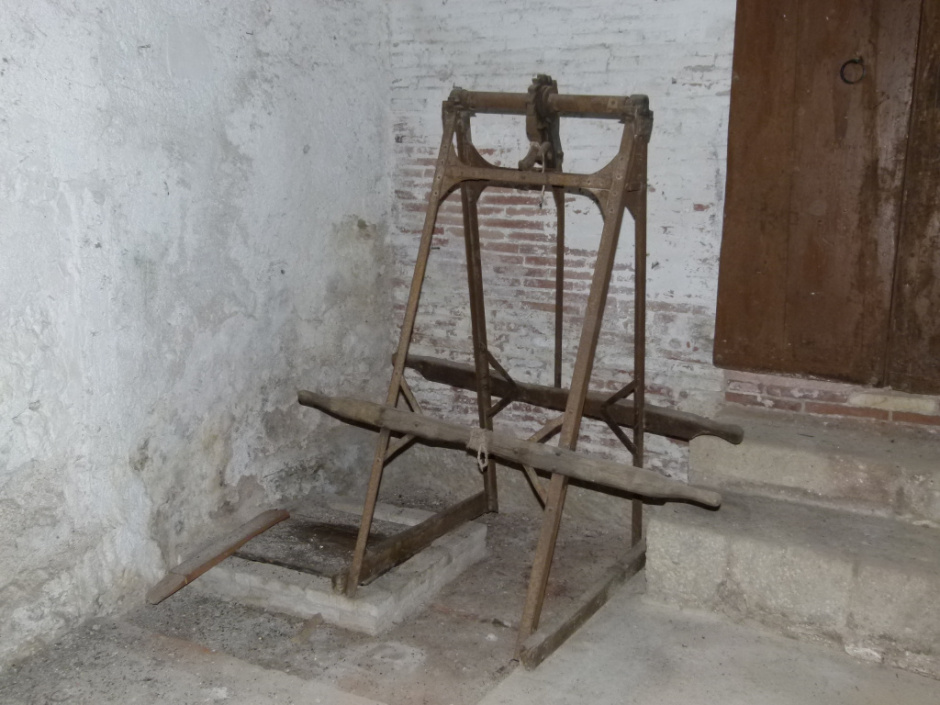 Col·lecció d'eines i maquinària agrària de l’Escola Agrària de Viticultura i Enologia, Mercè Rossell i Domènech.